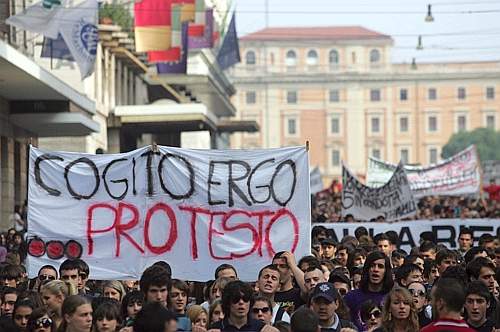 protesta studenti (Ansa)