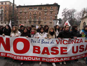 manifestanti no alla base usa