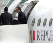 Apicella che scende dall'aereo di Stato