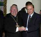 Berlusconi con Don Gelmini nel gennaio 2005, alla festa per gli 80 anni del sacerdote
