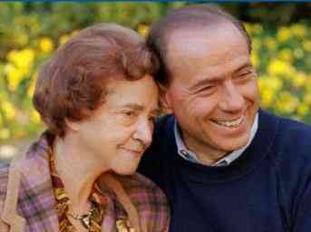 Silvio Berlusconi con la madre Rosa Bossi