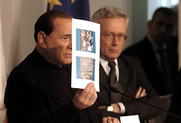Silvio Berlusconie  Giulio Tremonti al Cdm de L'Aquila 