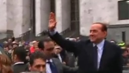 Silvio Berlusconi saluta i suoi sostenitori fuori dal tribunale di Milano