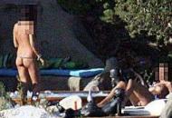 Due ragazze in topless a Villa Certosa (da El Pais) 