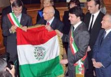 Giorgio Napolitano con il tricolore insieme ai sindaci e al sottosegretario Letta