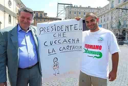 il cartellone rivolto alla Carfagna (foto Corriere.it)