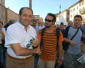 Di Pietro al No Cav Day (foto Repubblica.it)