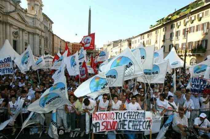 il pubblico della piazza (foto Repubblica.it)