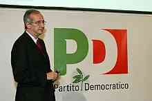 Walter Veltroni accanto al logo del PD