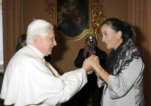 Ingrid Betancourt con Papa Bendetto XVI (La Repubblica)