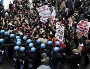 Scontri tra studenti manifestanti e polizia