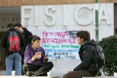 Gli studenti di fisica contro il Pontefice