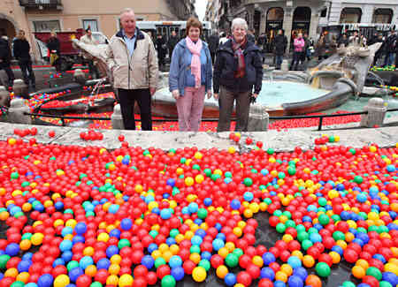 le palline vicino alla fontana di Piazza di Spagna (foto La Stampa)