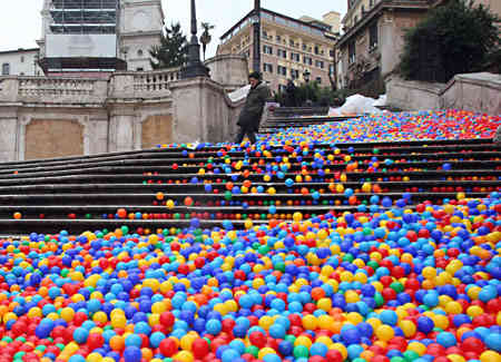 le palline scendono dalla scalinata di Trinità dei Monti (foto La Stampa)