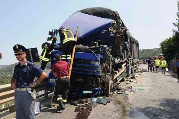 il tir (foto Repubblica.it Bari)