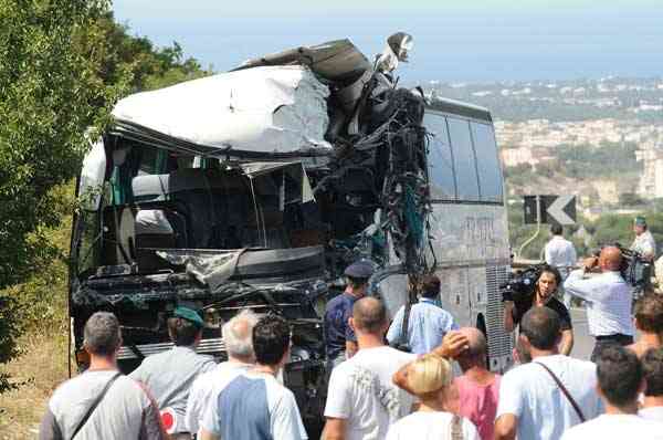 il pullman su cui viaggiavano gli anziani (foto Repubblica.it Bari)