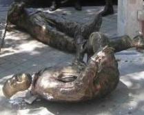 le statue di Falcone e Borsellino danneggiate