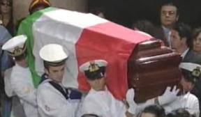 I soldati della marina trasportano a spalla la bara di una delle vittime