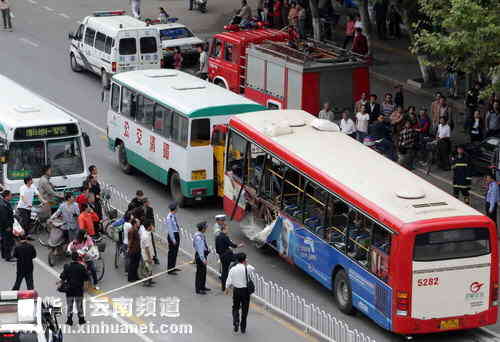 Cina, bombe esplodono su autobus: 3 morti