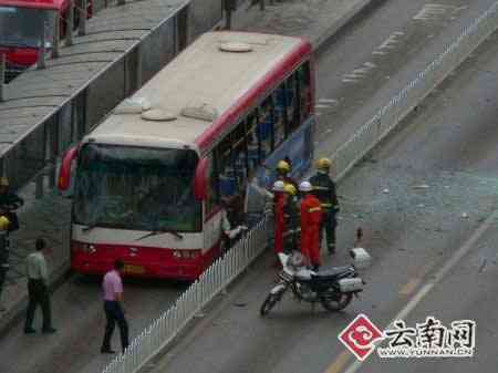 Cina, bombe esplodono su autobus: 3 morti