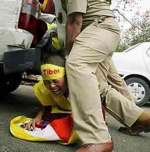 Proteste di profughi tibetani davanti all