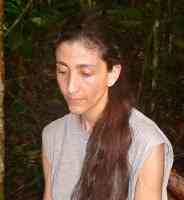 Ingrid Betancourt seduta nella giungla