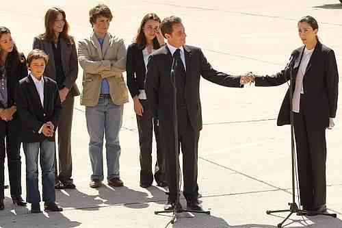 Ingrid e Sarkozy all'aeroporto di Parigi