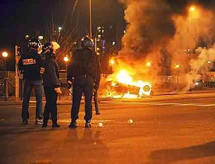 Auto incendiate nella Banlieu di Parigi