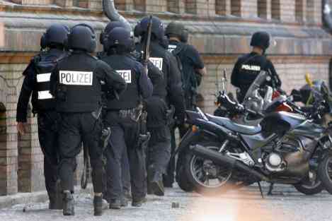 Polizia presidia l'istituto