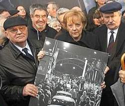 da sin. Gorbaciov, Merkel e Walesa