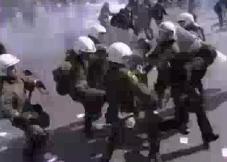 scontri tra polizia a manifestanti ad Atene