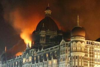 L'hotel Taj Mahal in fiamme durante gli attentati dello scorso novembre