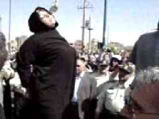 donna incinta impiccata in Iran (immagine tratta dal video)