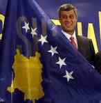 il premier Thaci con la nuova bandiera del Kosovo