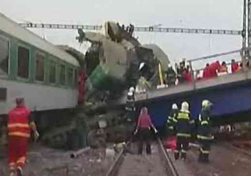 Il treno schiantato sulle macerie