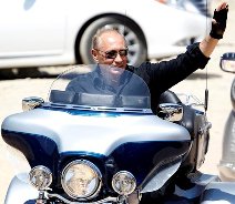 Putin in sella ad una Harley