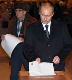 Vladimir Putin vota