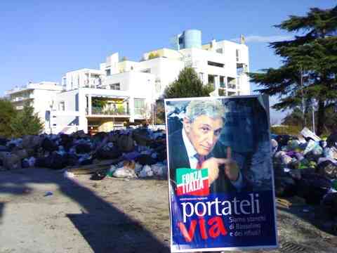immagine da Aversa (Caserta): una piazza piena di rifiuti 