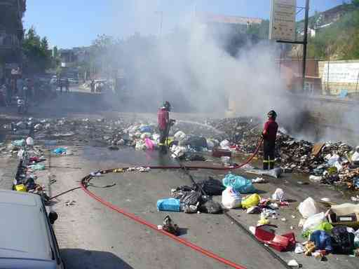 Vigili del fuoco a lavoro per spegnere i roghi