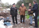 Il sindaco e l'assessore Luciano durante il sopralluogo con carabinieri e vigili