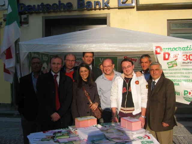 Pina Picierno al gazebo del Pd