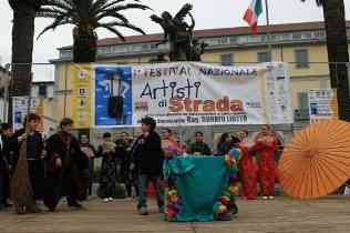 il palco allestito in Piazza Municipio