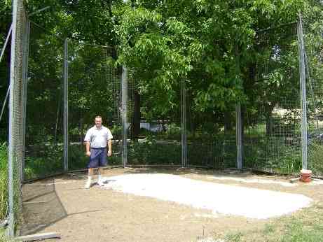 Mondanaro sulla pista d'atletica