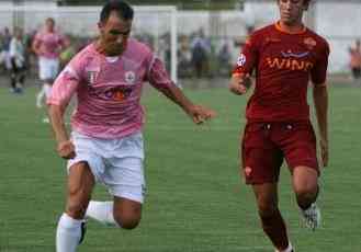 il bomber Ingenito in azione (foto dal sito ufficiale Aversacalcio.it)