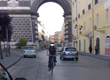 Porta Napoli, un ciclista contro mano