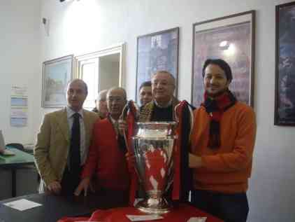 AVERSA. Dopo la Coppa del Mondo, esposta in città lo scorso novembre, ieri è arrivata in città anche la Coppa dei Campioni vinta dal Milan lo scorso maggio. 