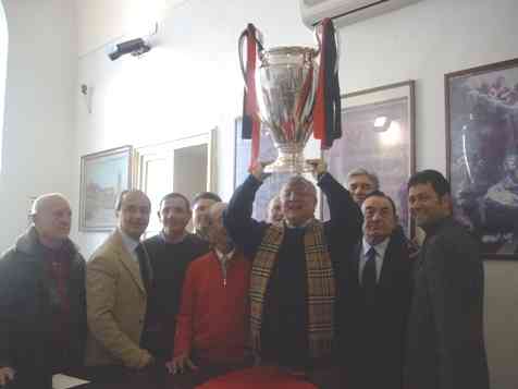 Il sindaco Ciaramella e i soci del Milan Club Aversa con la Coppa dei Campioni