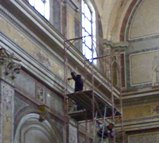 La sostituzione dei vetri nella chiesa