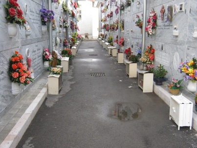 Cimitero, urne per lumini e portafiori come “ostacoli”: scatta la protesta  