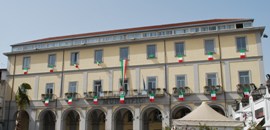 La casa comunale addobbata con dei tricolori